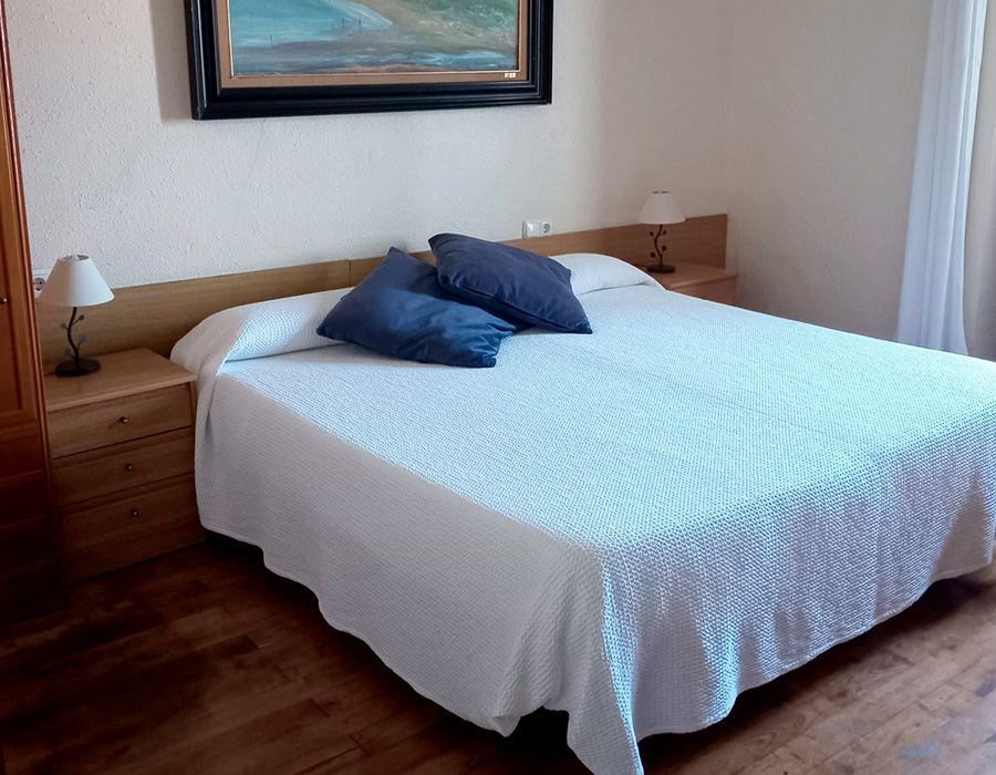 Habitación con cama de matrimonio